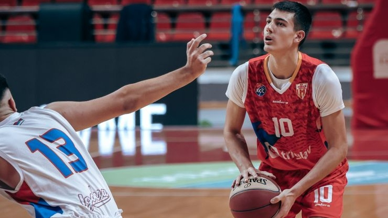 Aleksandar Krunic signs his first professional contract with Borac